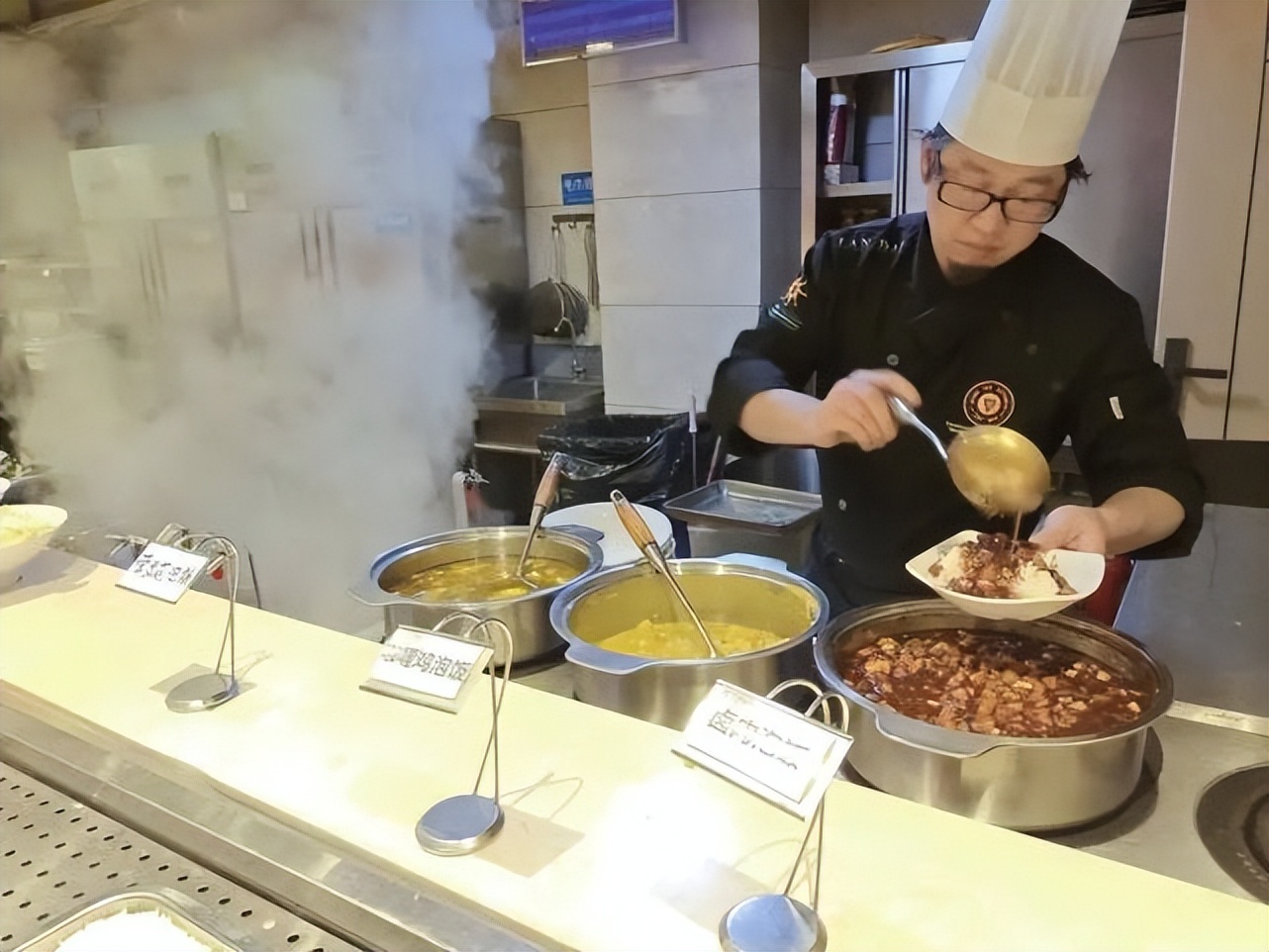 8000平洗浴一天接待人数,酒店自助餐接待