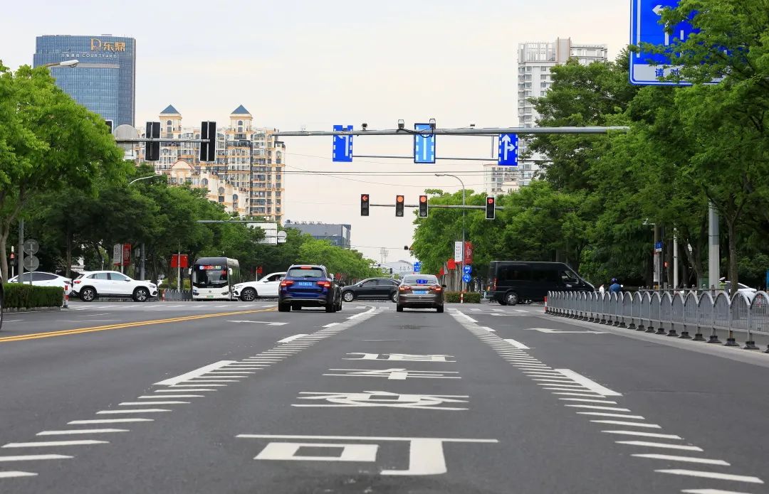 有标志标线的路口如何通行,注意道路交通标志和标线有大变化