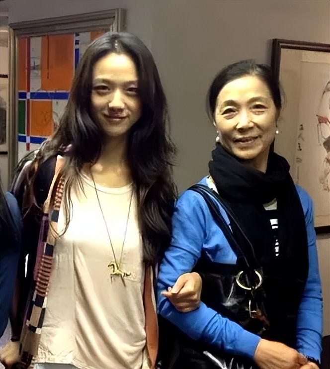 40岁汤唯穿裙子,汤唯穿绿裙长发飘飘