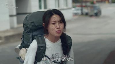 “躺平剧”虽迟但到，这俩人也太好嗑了