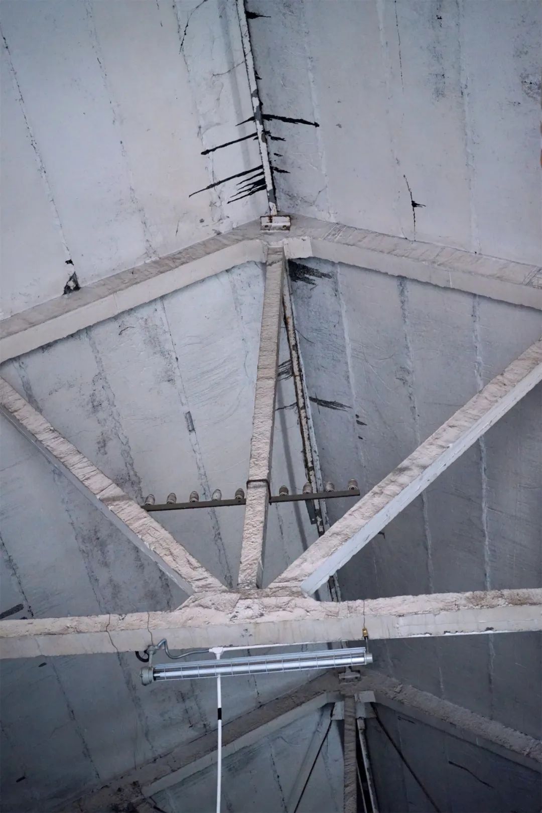 穿越五块石的百米窄巷，打开铁半城的光