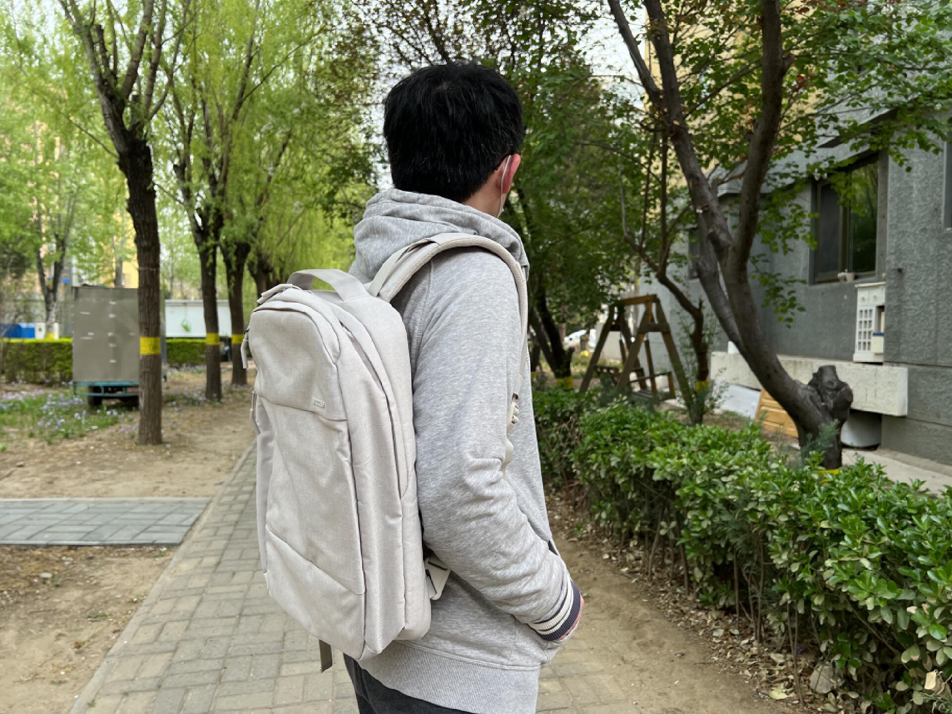 incasecitycompact双肩包,不失逼格的通勤包