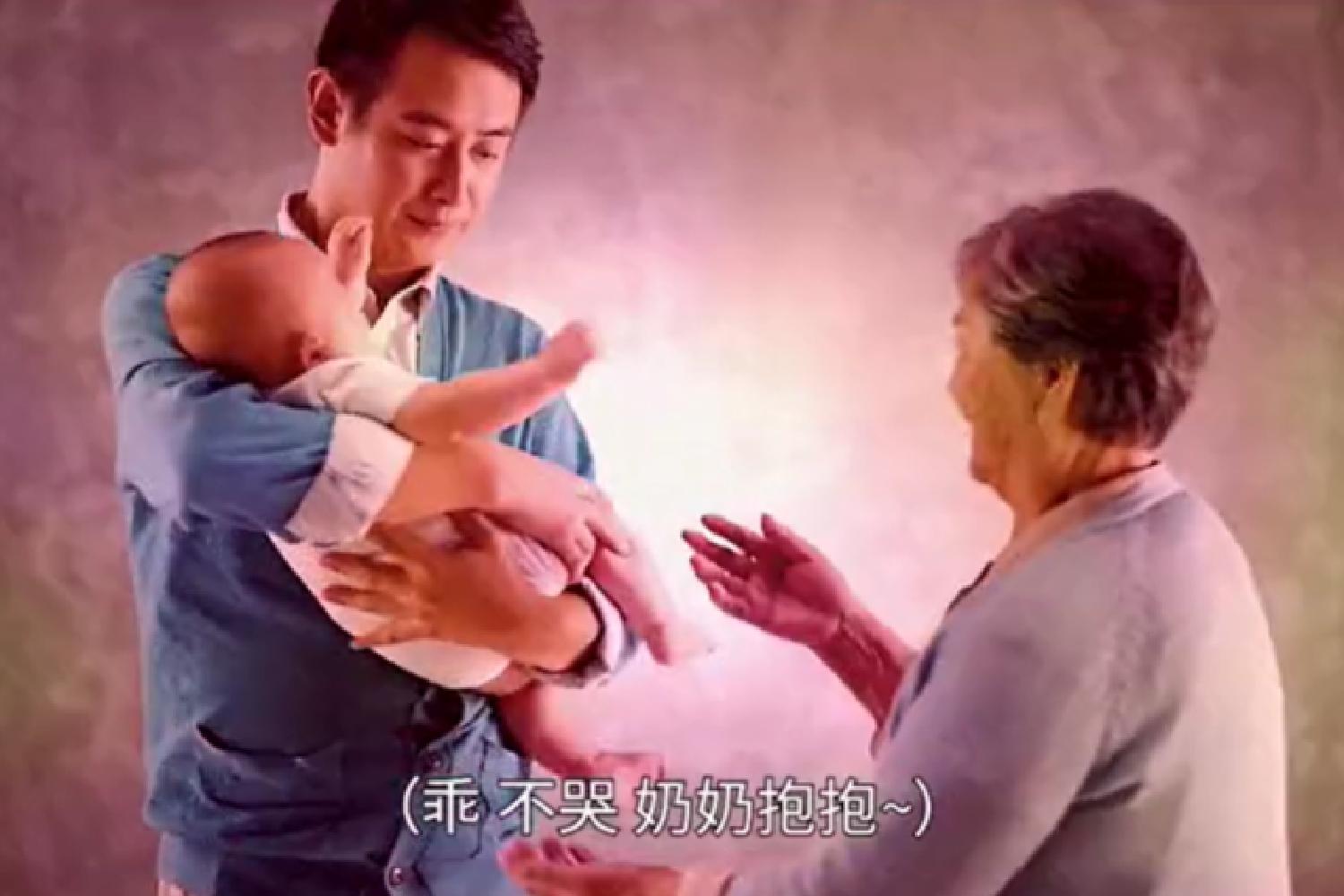 婴儿不认生谁抱都要怎么回事,宝宝不让妈妈抱的原因