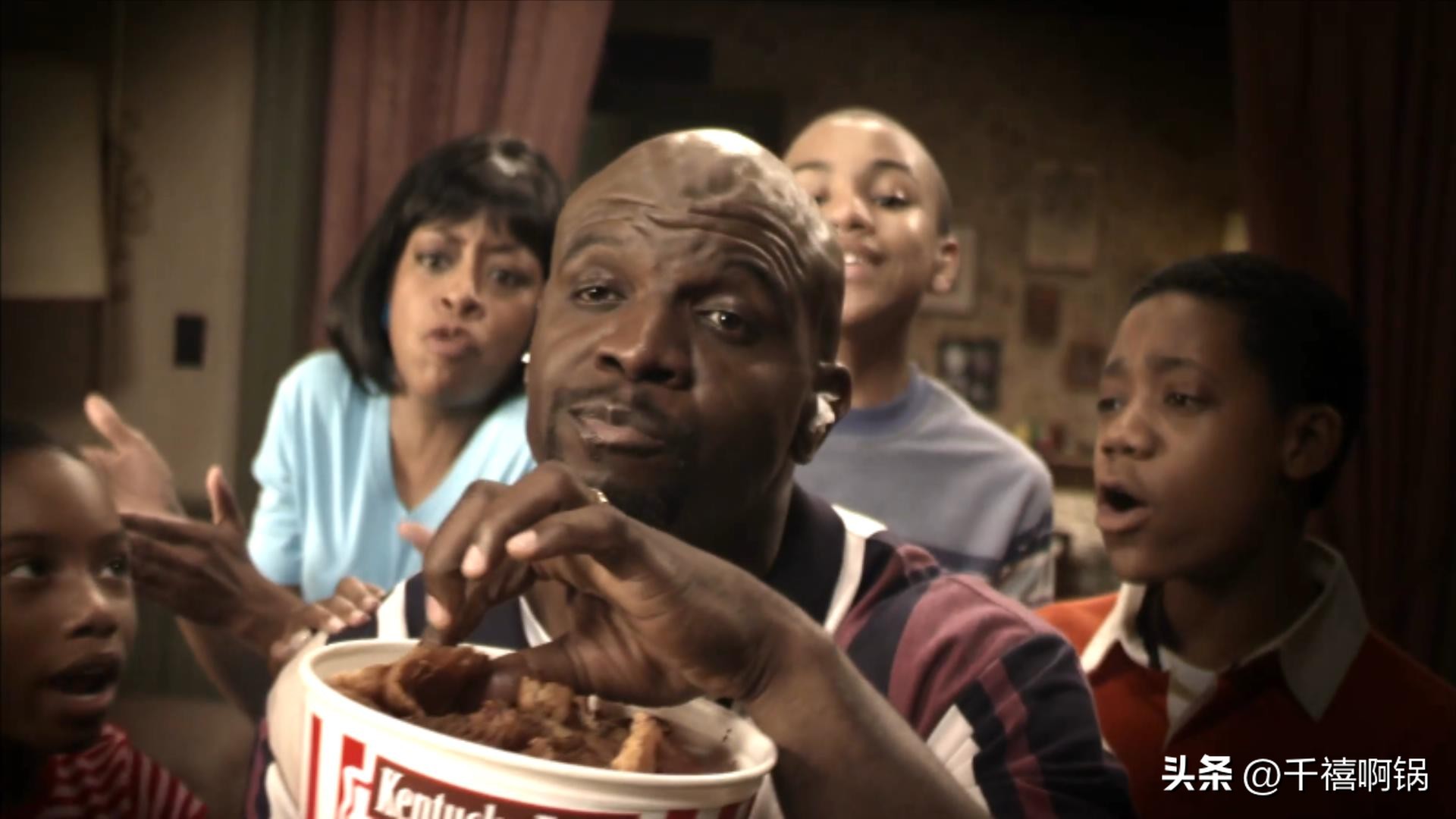 走在街上遇见强盗该怎么办?网友:当然是凉拌啊!