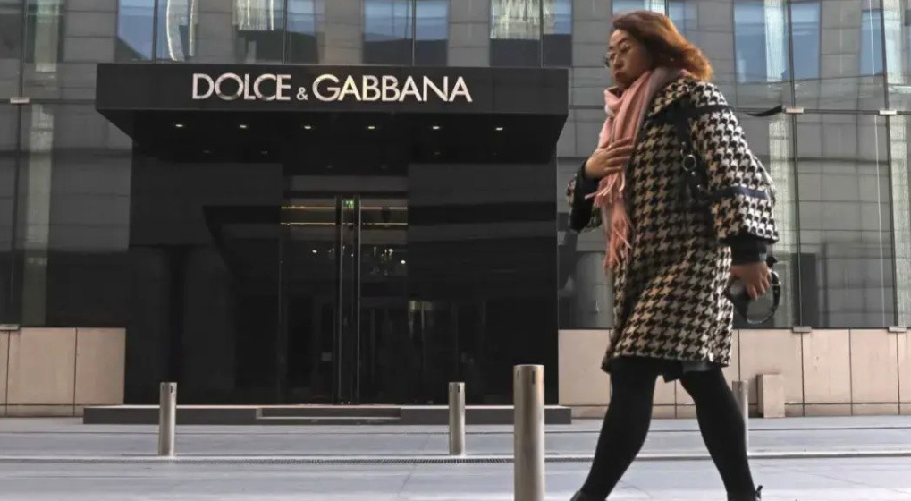 回顾2018年杜嘉班纳辱华事件：遭到众多网友*制抵**，现在怎么样了？