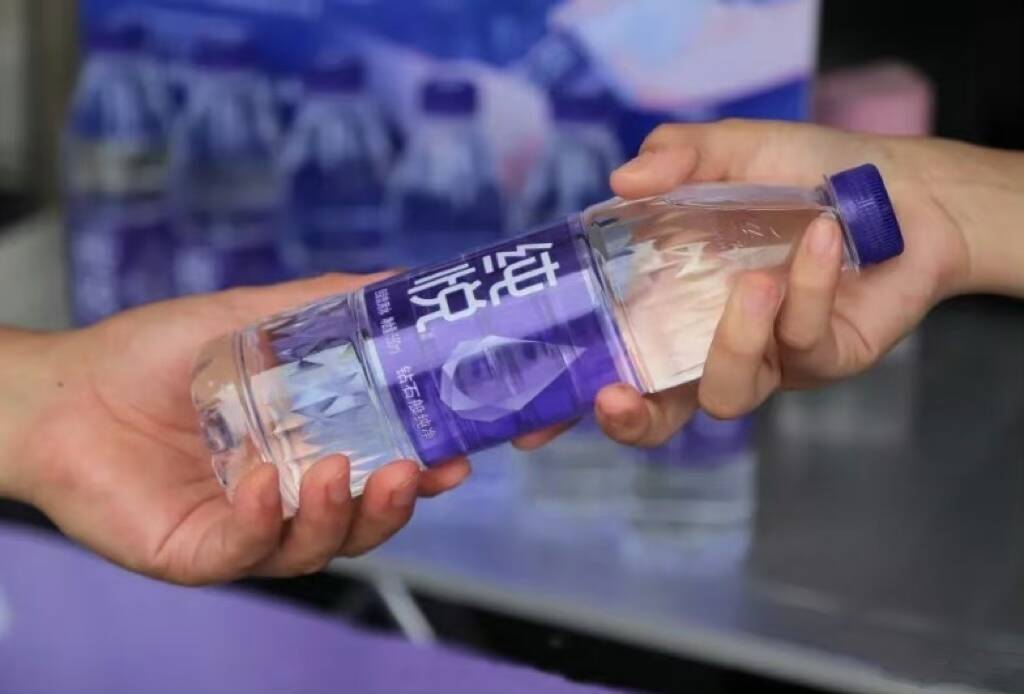 纯悦矿泉水一瓶1.5升,纯悦一瓶水有多重