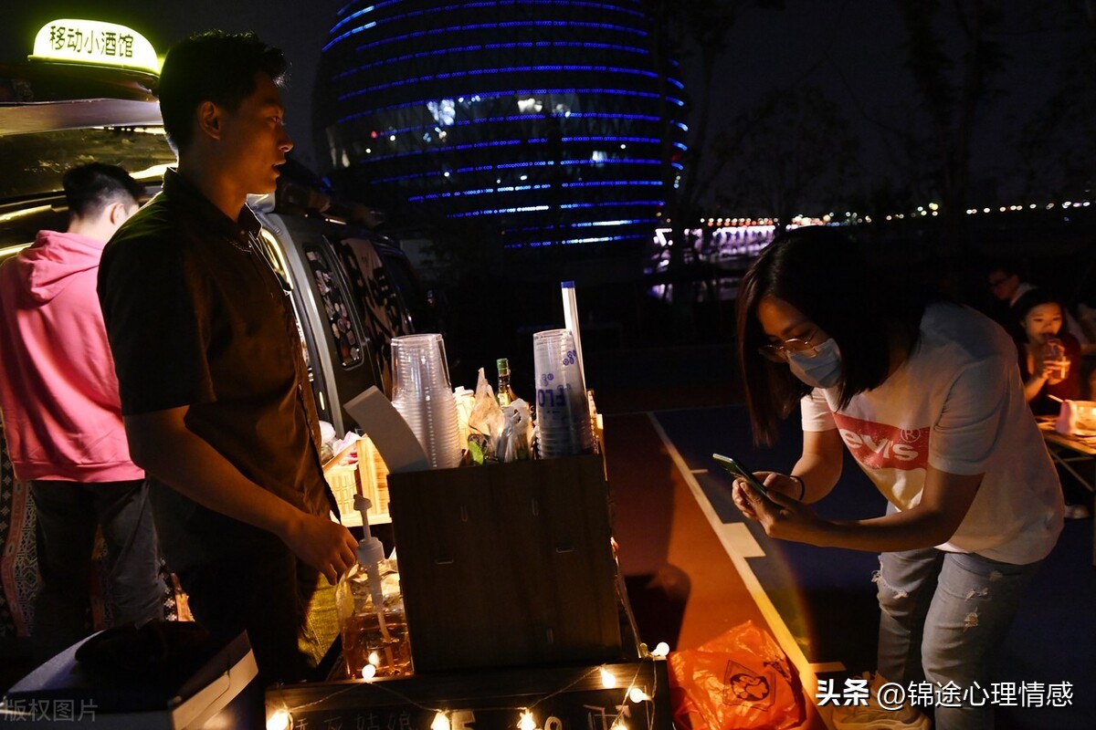 投入3万元钱，我和小伙伴弄了个移动小酒摊，现在每个月收入6万元