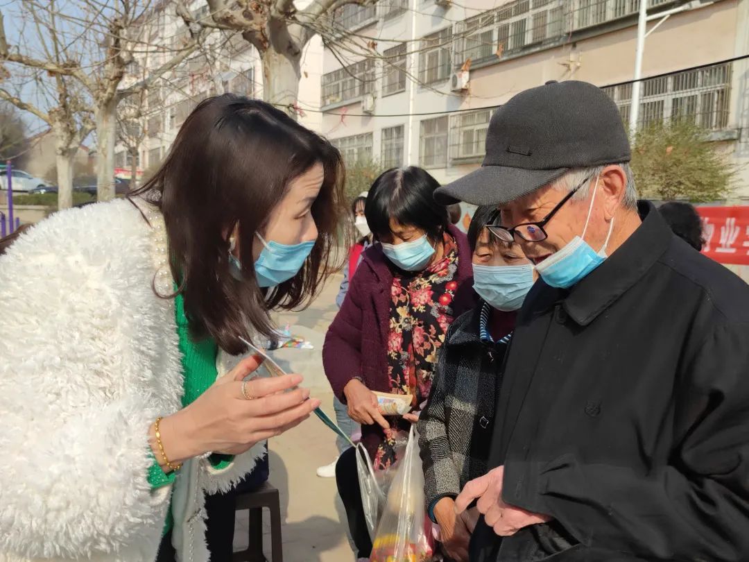 蒙阴街道新华社区:弘扬雷锋精神,服务居民群众