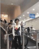 女孩子看起来外表美丽，其实裤袜已经掉到大腿根了！哈哈哈