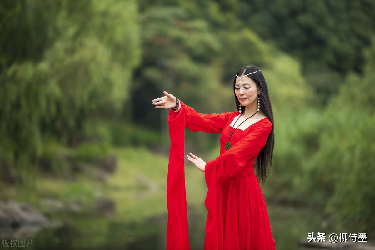 异域风情丝巾拍照姿势大全,如何搭配丝巾拍照姿势好看