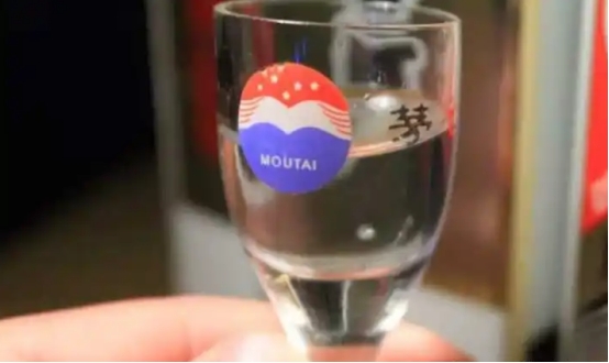 飞天茅台赠的小酒杯真假鉴别,买飞天茅台酒能升值吗