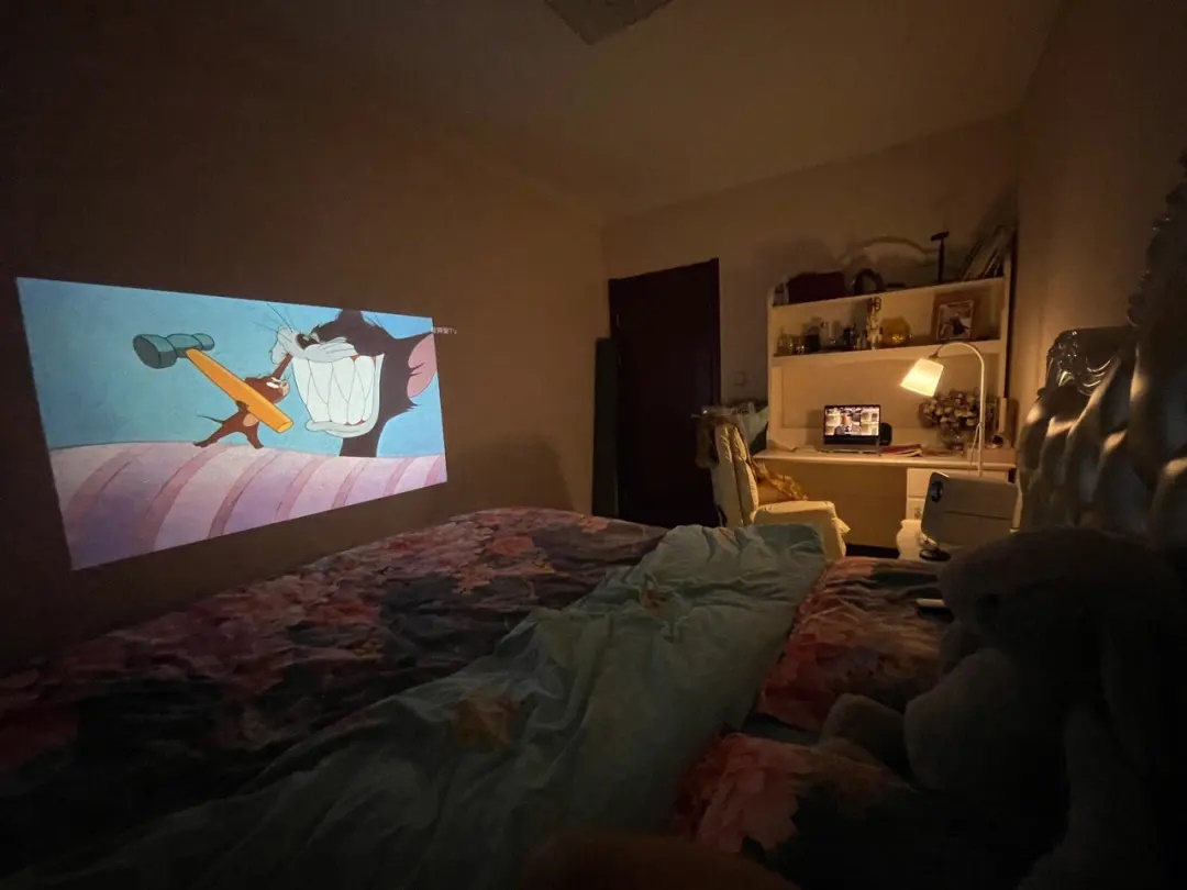 年轻人家里不装投影仪,装投影仪费事吗