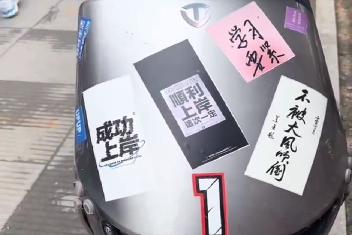 外卖小哥送餐参加高考,外卖小哥骑送餐车高考求助交警