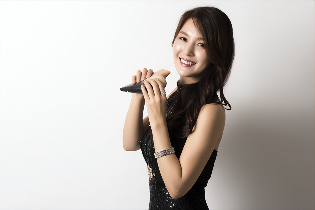 韩国实力艺人李艺英闪耀戛纳电影节，公开演出获好评不断