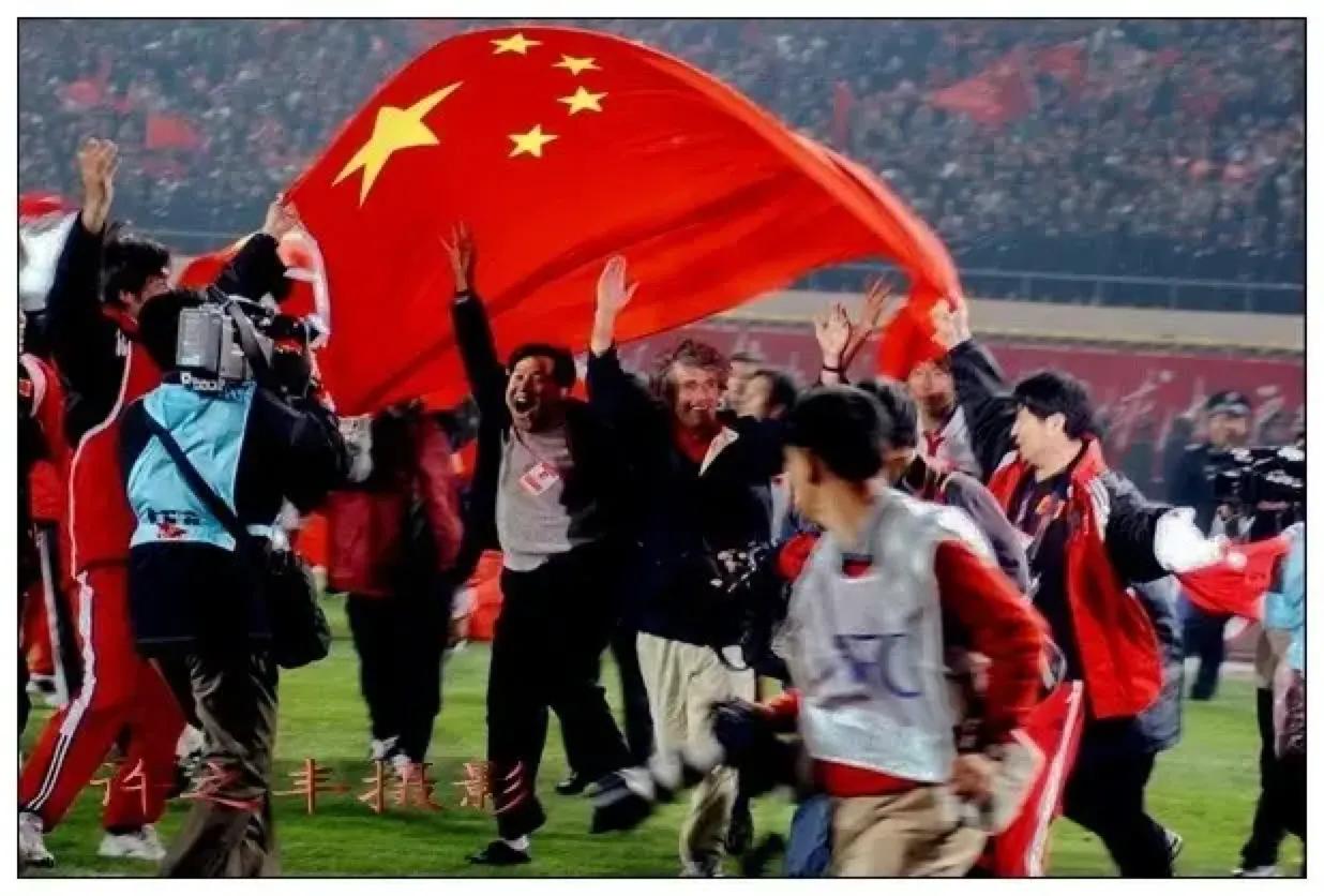 涓浗瓒崇悆涓夐噸宸ㄥ彉鏉庨搧,鏉庨搧甯﹂涓浗瓒崇悆璧板悜鍏夋槑