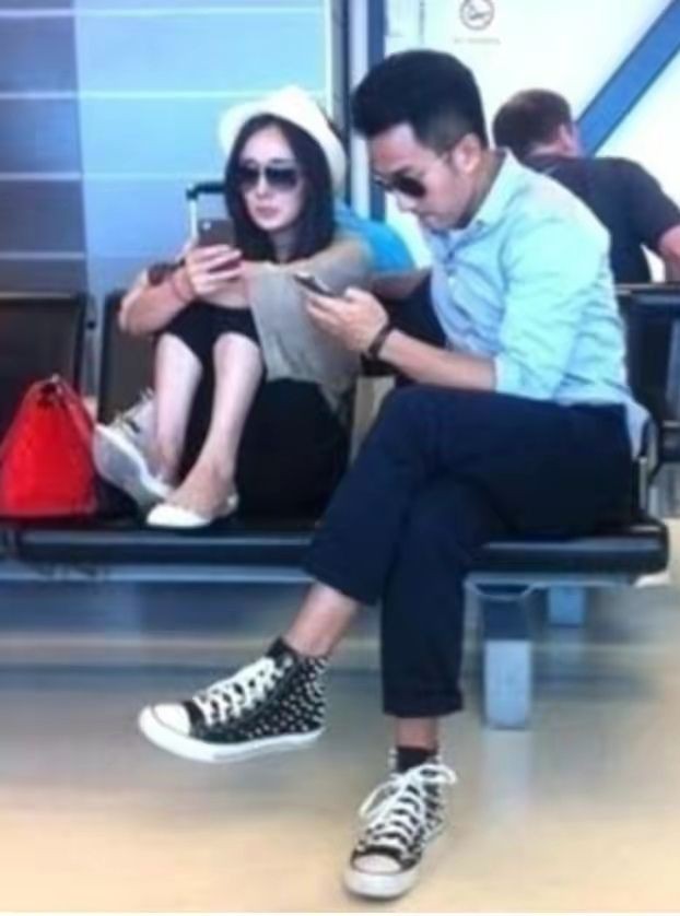 李一桐飞机上脱鞋引争议后续,李一桐揭纱帽