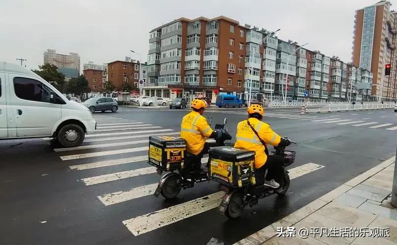 外卖小哥为还债3年挣102万真的吗,外卖小哥月入2万还负债40万