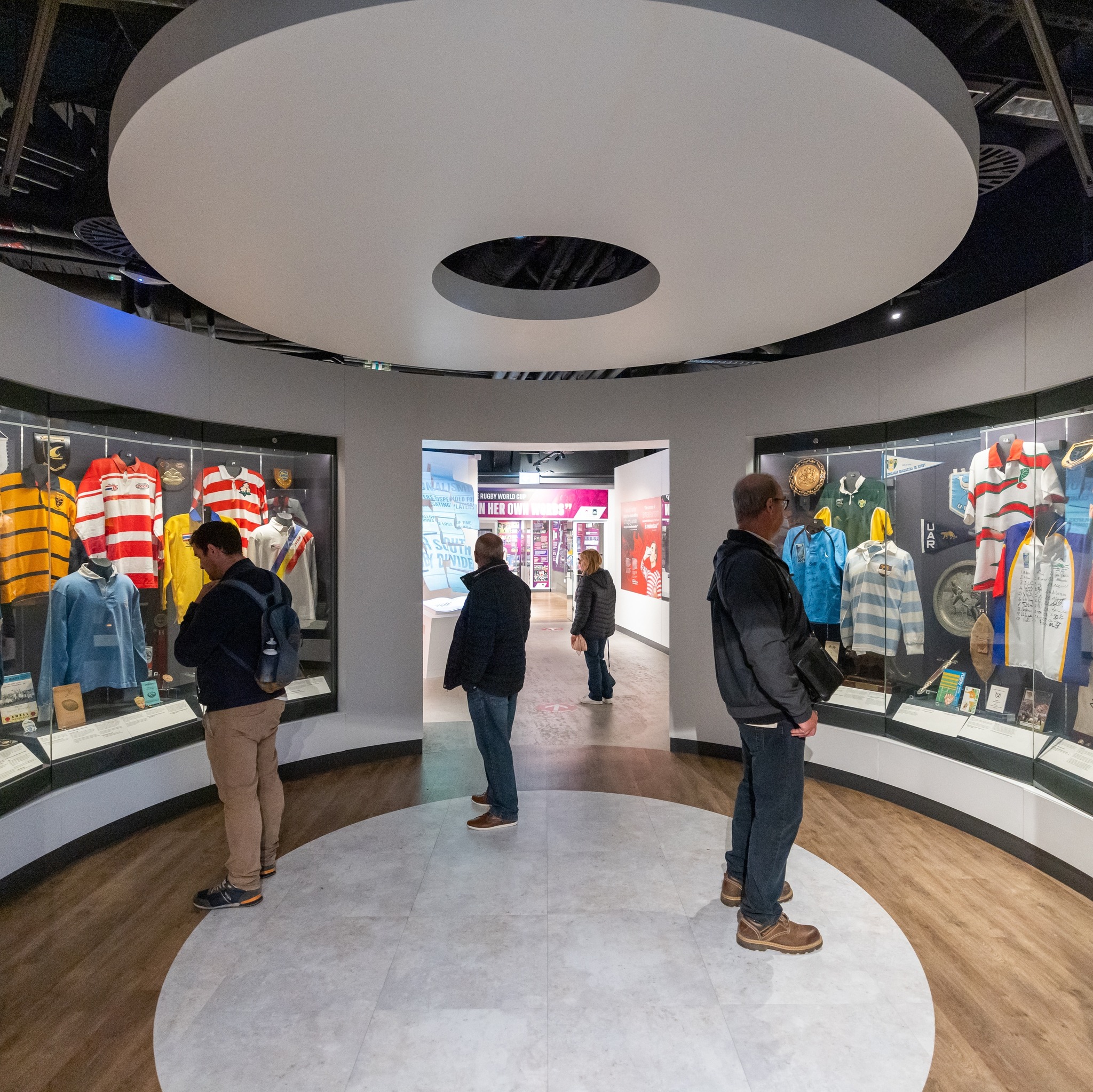 父亲节带着爸爸一起踢球,父亲节孩子和爸爸的篮球互动