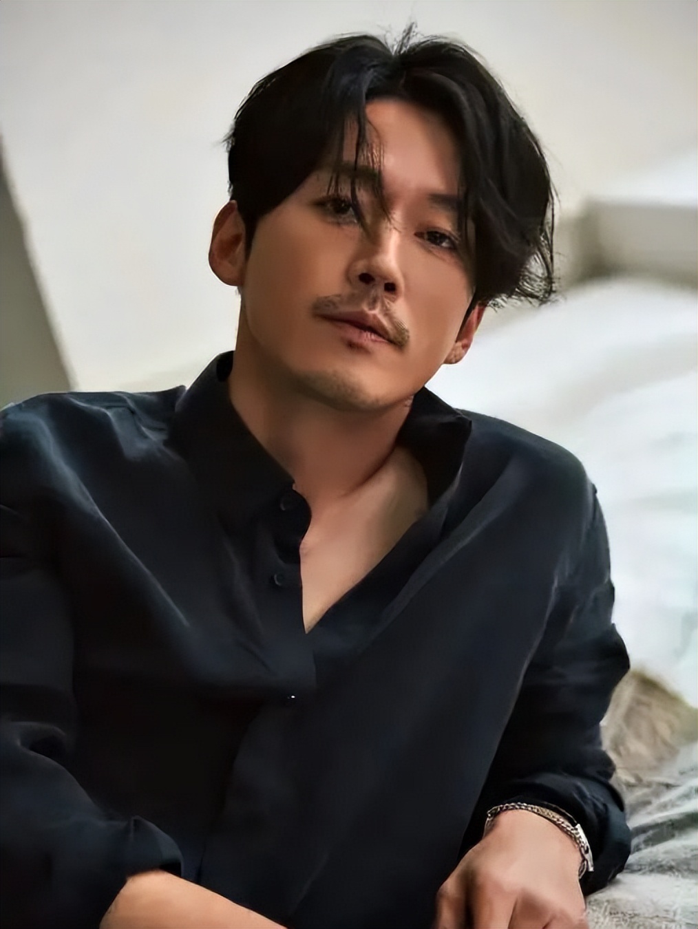 长了一张干净贵气又有书卷气的脸,长得风流倜傥情史干净的男明星