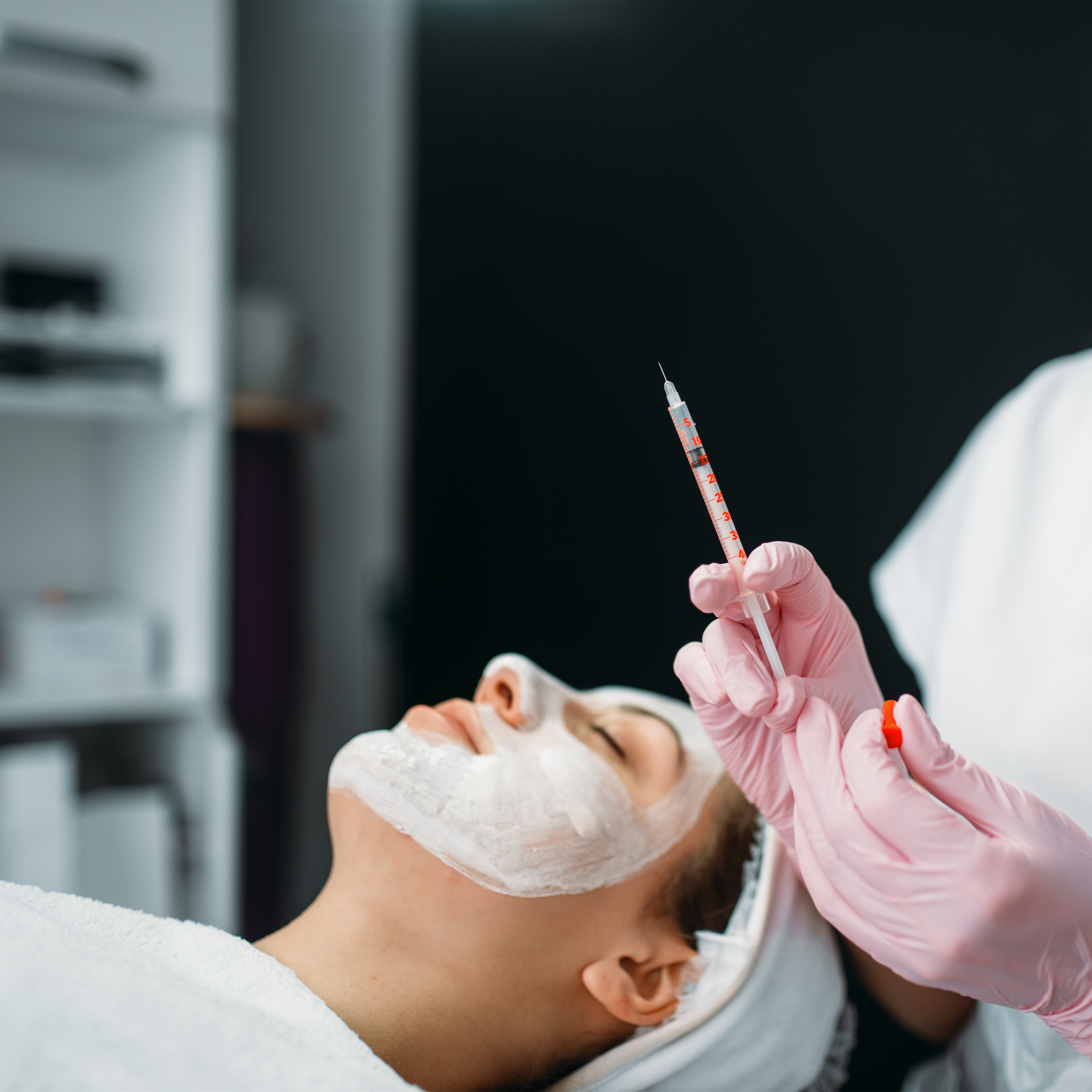 高福利！礼仪模特先整容后上岗，费用公司出……｜今晚九点半