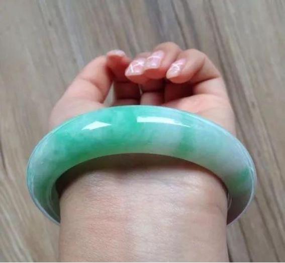 翡翠手镯是胶感好还是冰感好,翡翠手镯紧点好还是松点好