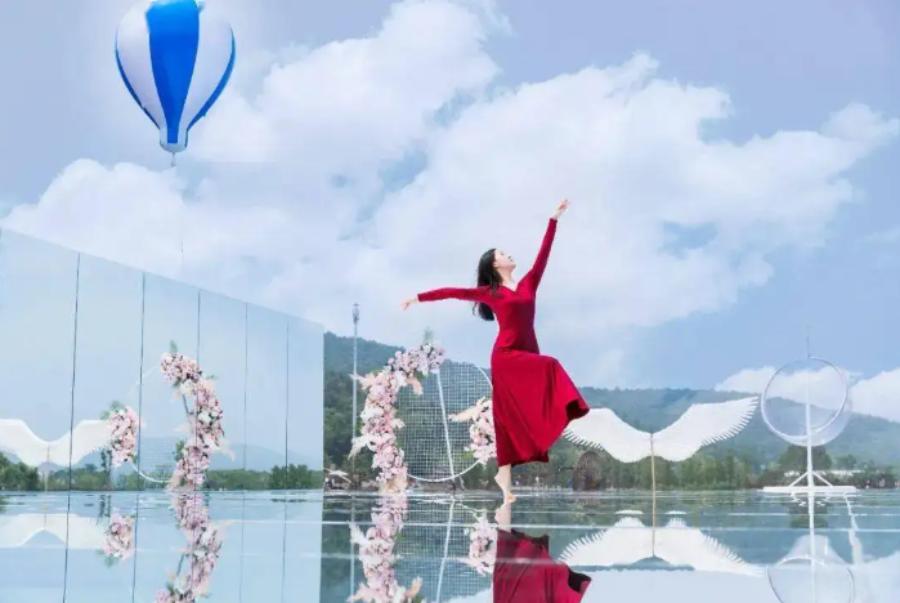 玻璃千层镜制作过程,天空之镜玻璃栈道视频怎么制作