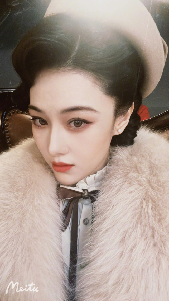 张馨予练舞摔倒,张馨予摔倒的瞬间