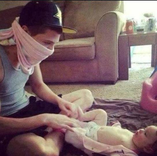 14年前，英国十三岁男孩“喜当爹”！生下一女后，后来怎么样了？