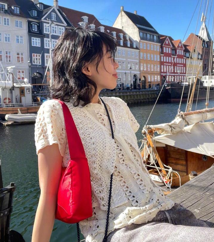 韩国短发女生元气可爱的日常基础款穿搭简约及适合日常通勤的风格