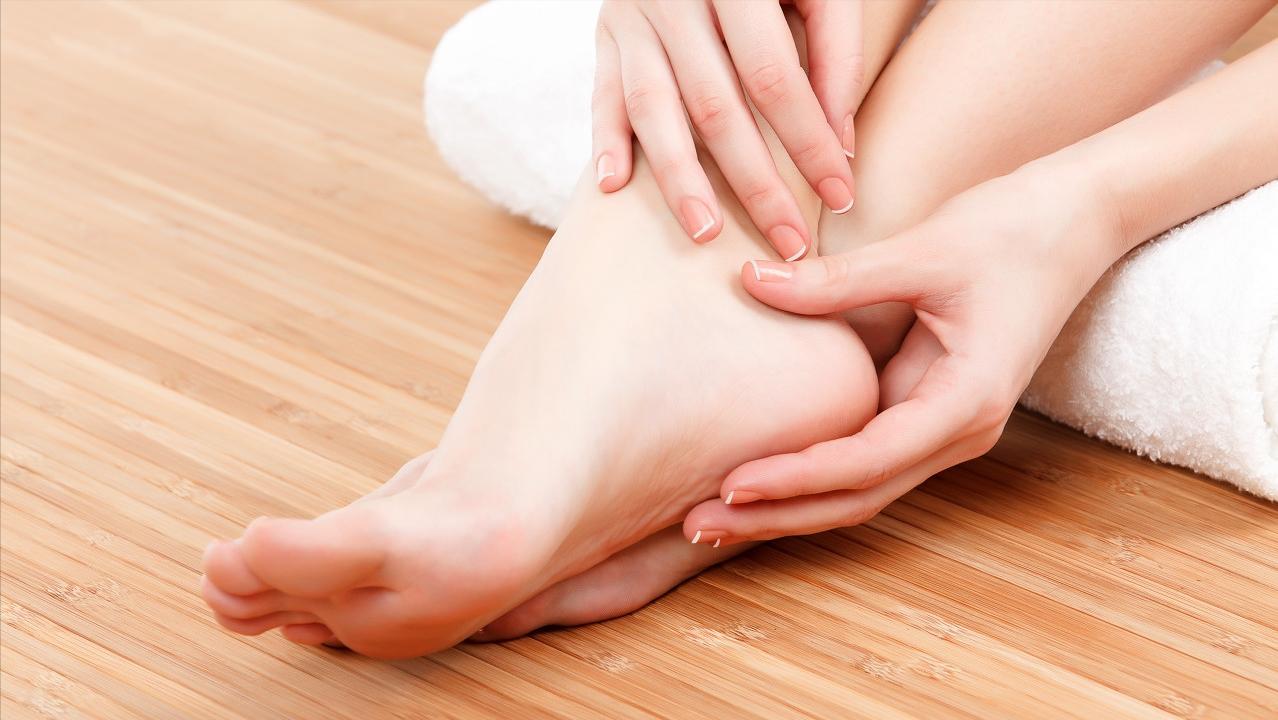 脚后跟干裂一般都是什么原因,脚后跟严重干裂是什么原因导致的