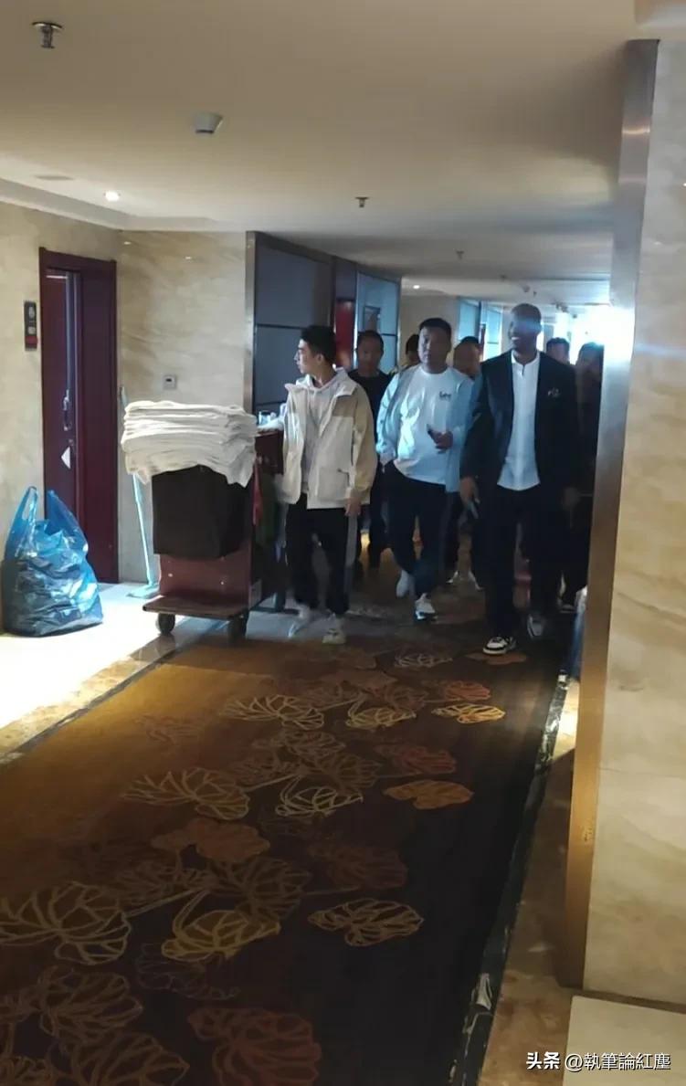 马布里的一面旗帜,新闻评论的独特之处