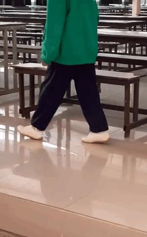 “无意中在女同事车上发现的，这是用来干嘛的？”网友们内涵了