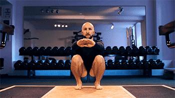 教练辅助女学员深蹲,教练辅助女生深蹲150kg