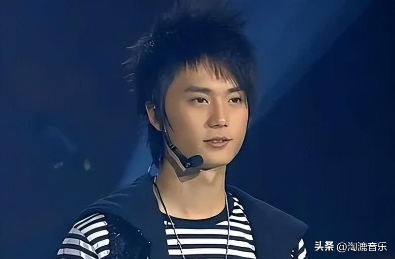 写最红的歌，过最苦的日子，出道15年的他为什么这么让人感动？