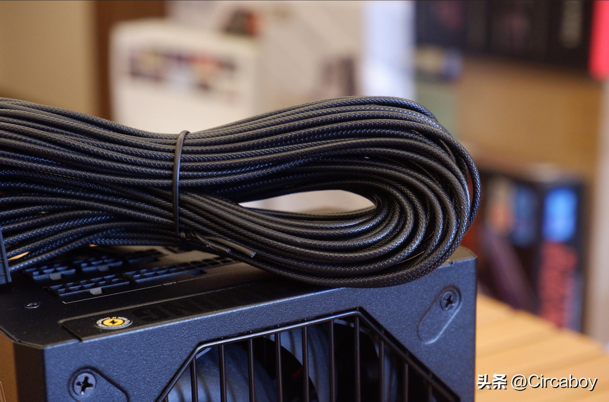 华硕4070电竞特工和巨齿鲨哪个好,4070七彩虹ultra和华硕巨齿鲨哪个好