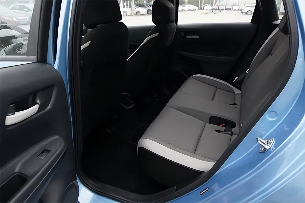 车300：曾是小车之王，换代后连喇叭都要选装引争议，销量暴跌