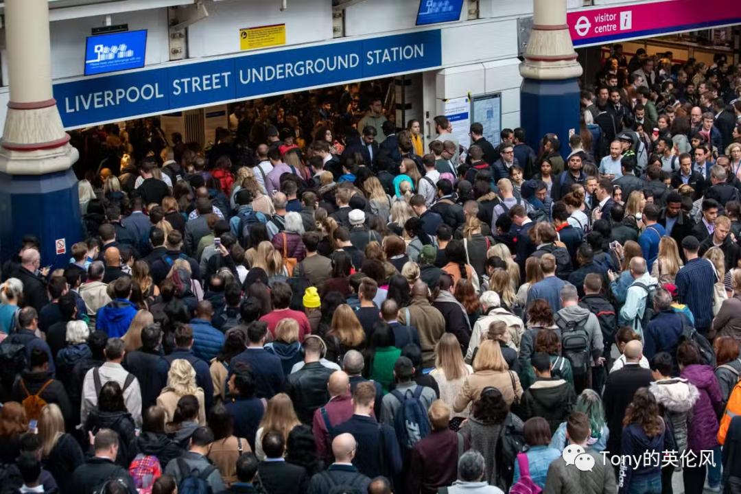 伦敦地铁*工罢**继续；美国中期选举局势逆转；圣诞收藏玩具爆火