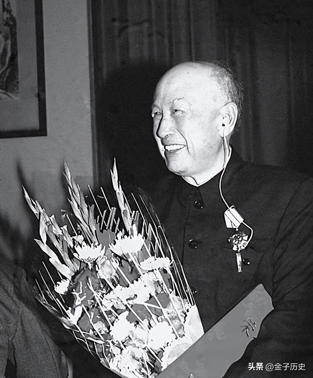 64年毛主席给钱学森递烟，钱学森欲接，主席却突然收回：自力更生