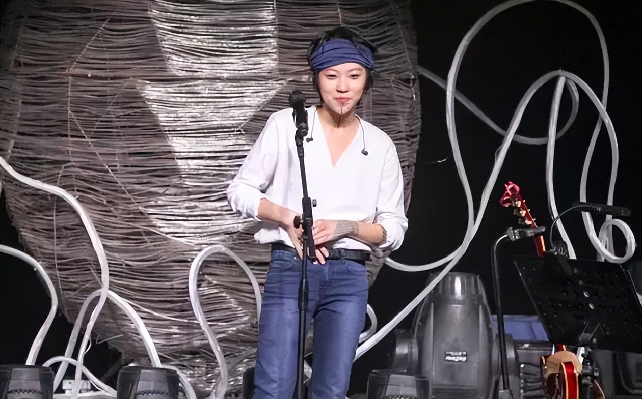 47岁王菲为何看上37岁的谢霆锋,17岁谢霆锋与28岁王菲同台