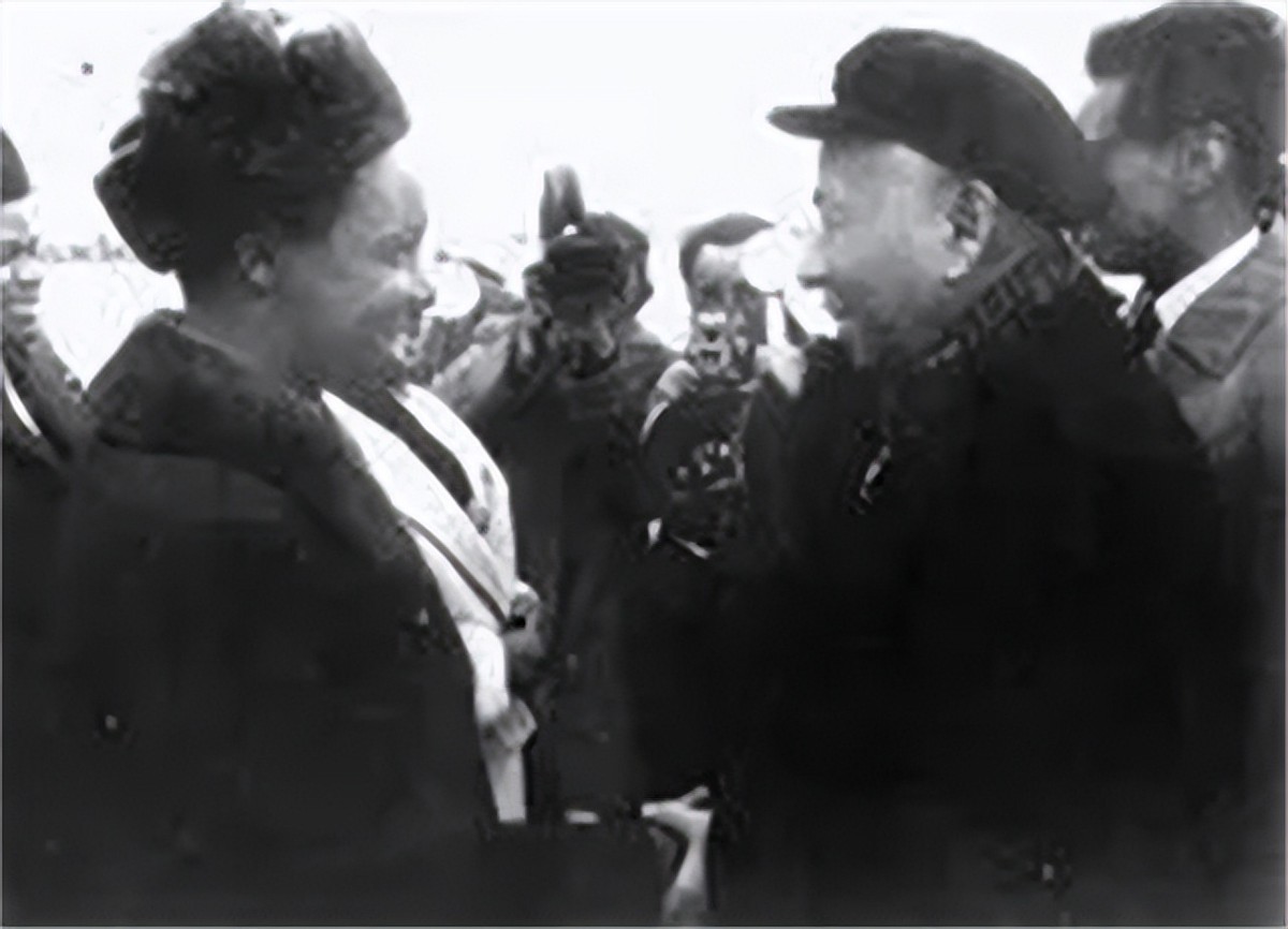 王光美回忆：为何*少奇刘**当选国家主席却没笑容？