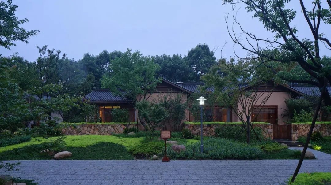 石台聚龙牯牛降酒店品牌定位,牯牛降聚龙大酒店野奢大床房