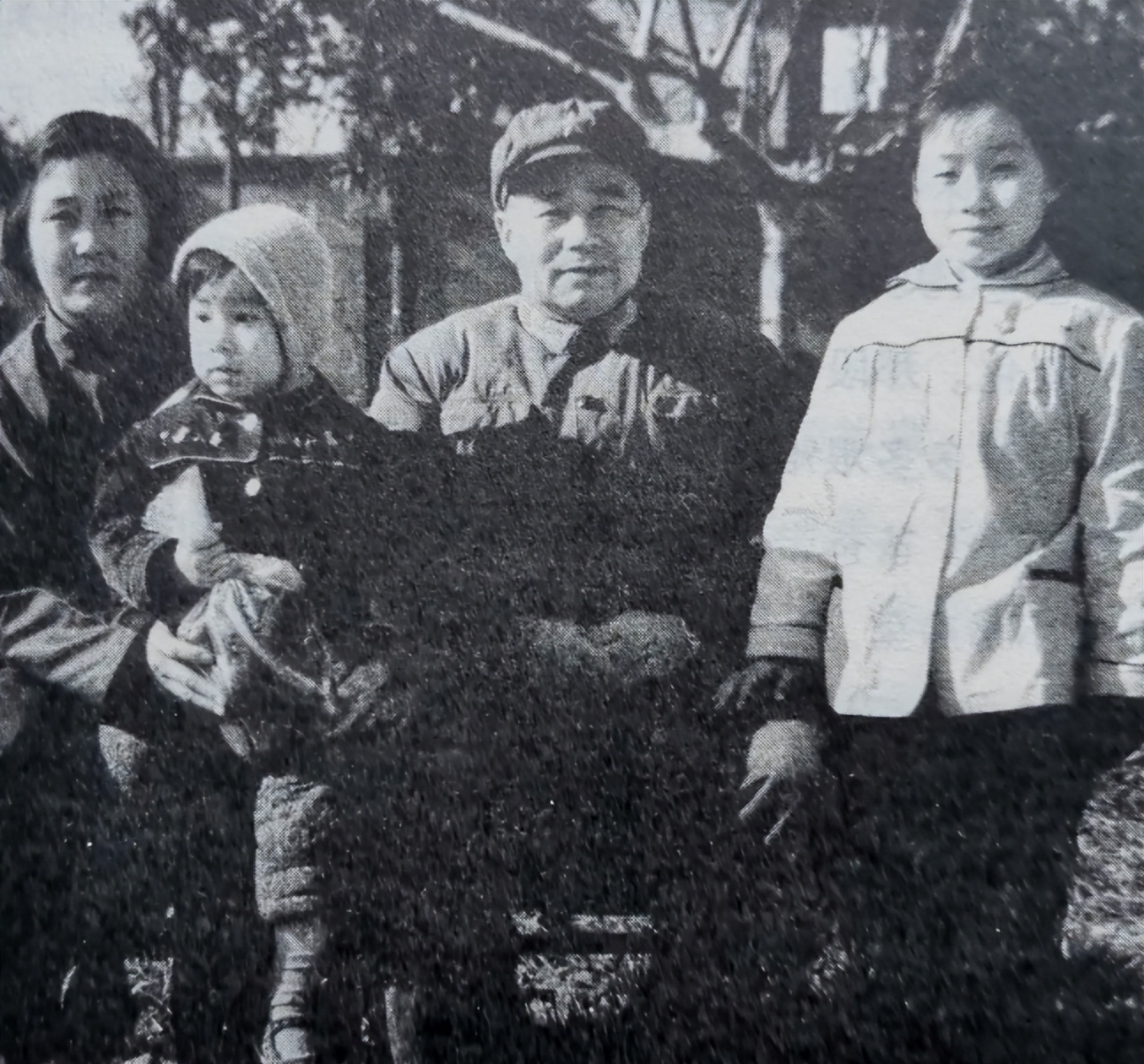 1973年,尤太忠给老政委*小平邓**送烟,*小平邓**拿到烟说了什么?