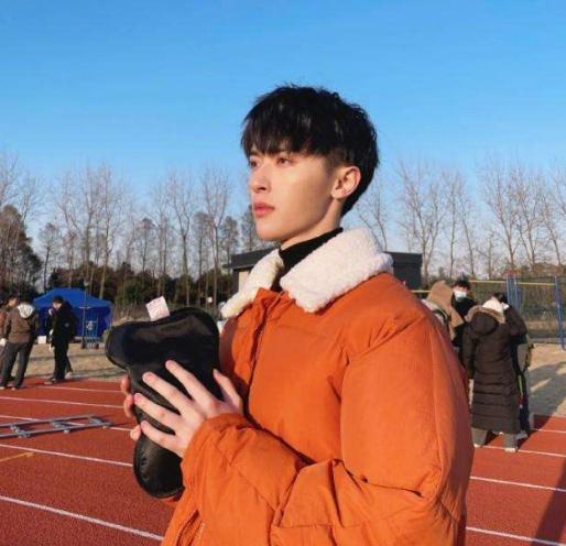 成龙谈论小鲜肉不能吊威亚,我看你有戏成龙说吊威亚张国立