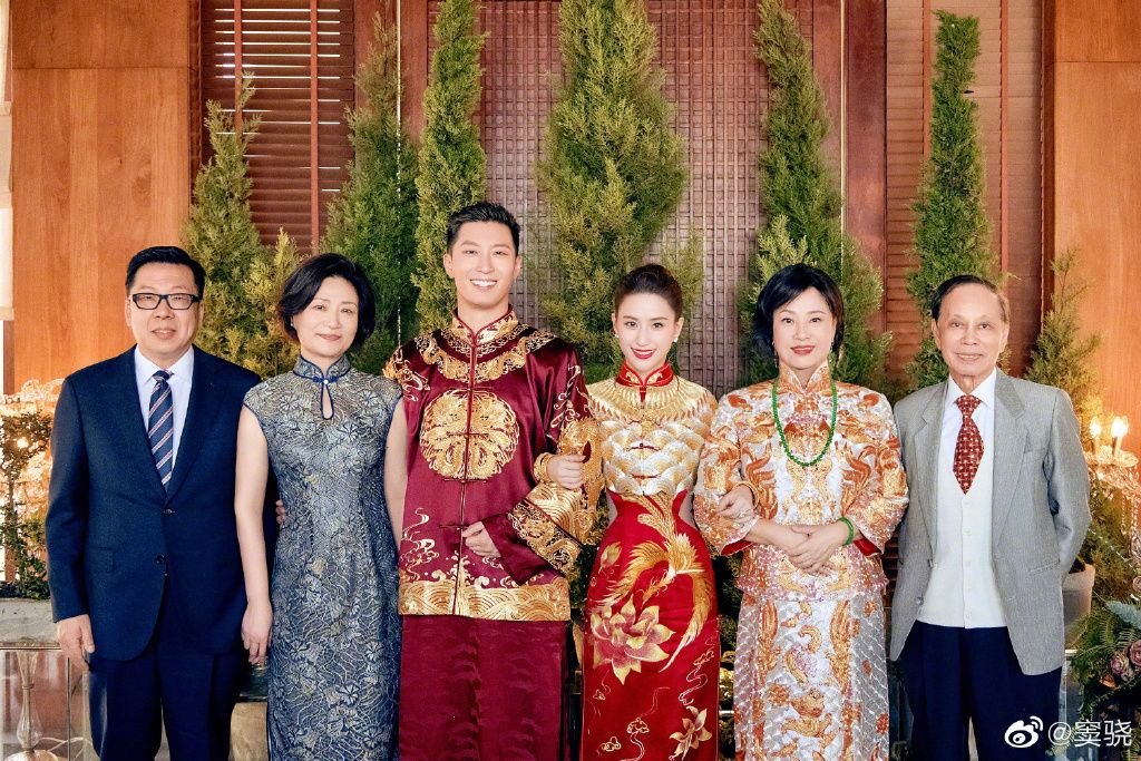 张一山祝福何超莲窦骁,张一山窦骁何超莲婚礼服装