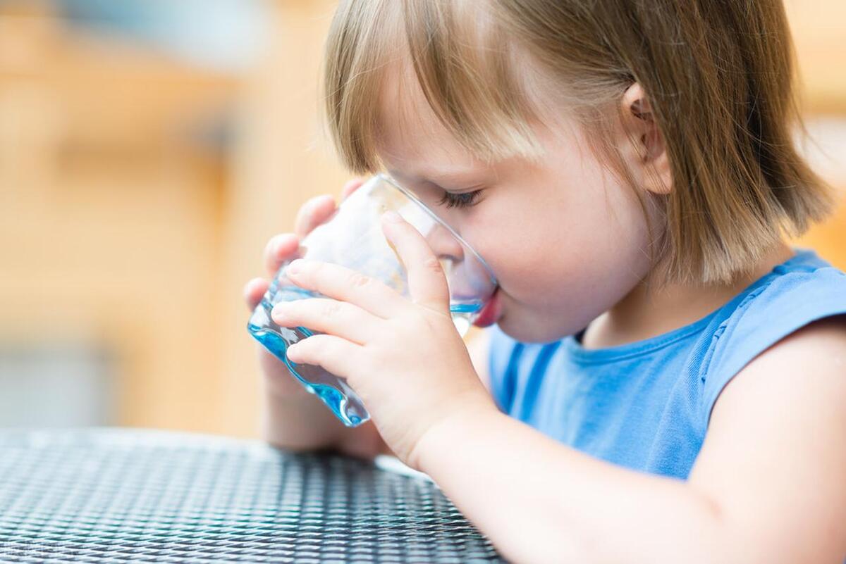 夏季怎么给孩子喝水好,孩子夏天不爱喝水什么水能长期喝