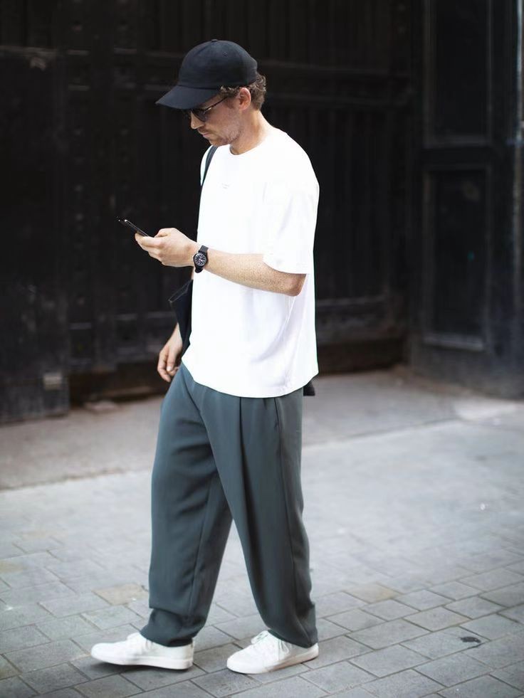 夏天薄款直筒裤搭配什么t恤,白色t恤和黑色直筒裤怎么穿时尚