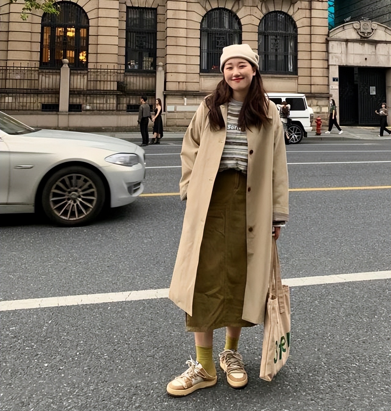 卡其色的配色干净又洋气,卡其色和什么颜色配色最好看