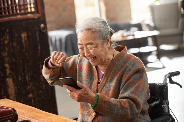 随便在家庭群发个动态，全家迅速回应，73岁老母亲高兴得像个孩子