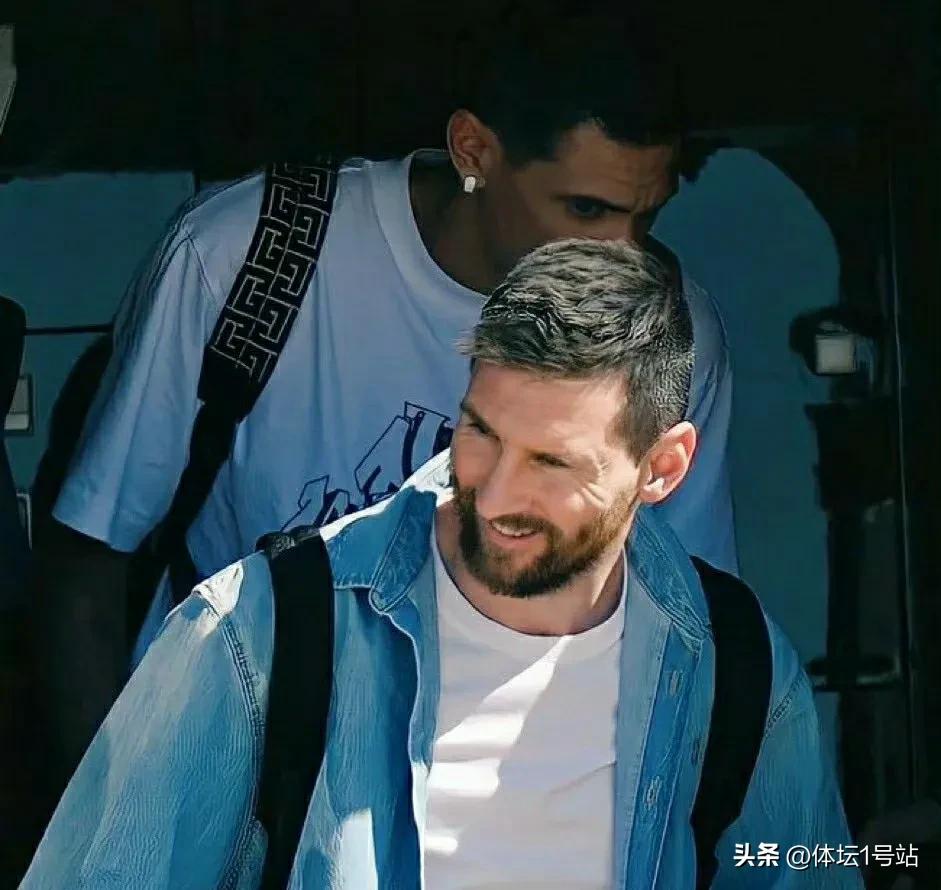 阿根廷球迷梅西吃饭,阿根廷粉丝冲进球场梅西的反应