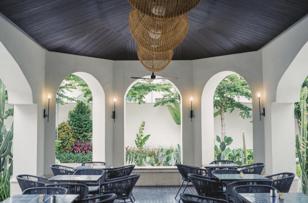 三亚沙滩和碧海蓝天,三亚有清澈的海水和美丽的沙滩